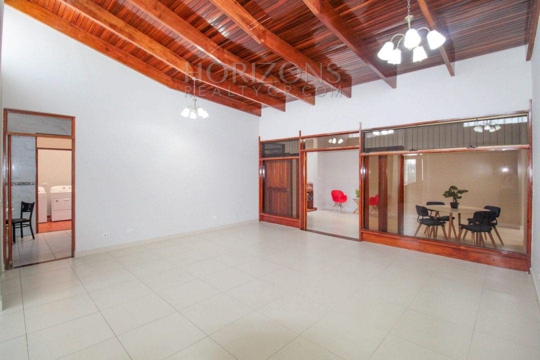 AMPLIA CASA EN ESCAZU 3 HABITACIONES LINEA BLANCA CENTRICO – NOJ564