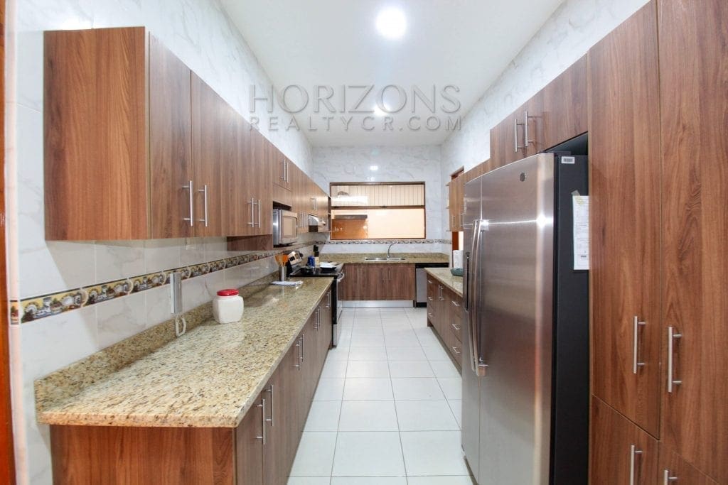 AMPLIA CASA EN ESCAZU 3 HABITACIONES LINEA BLANCA CENTRICO – NOJ564