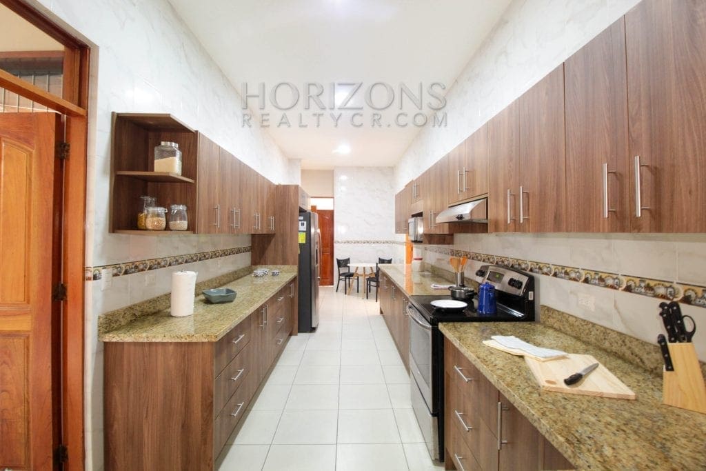 AMPLIA CASA EN ESCAZU 3 HABITACIONES LINEA BLANCA CENTRICO – NOJ564