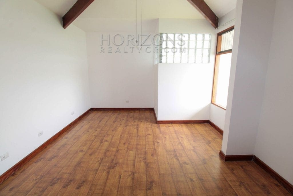 CASA EN ESCAZU 3 HABITACIONES LINEA BLANCA OFICINA / PATIO CENTRICO – NOJ566