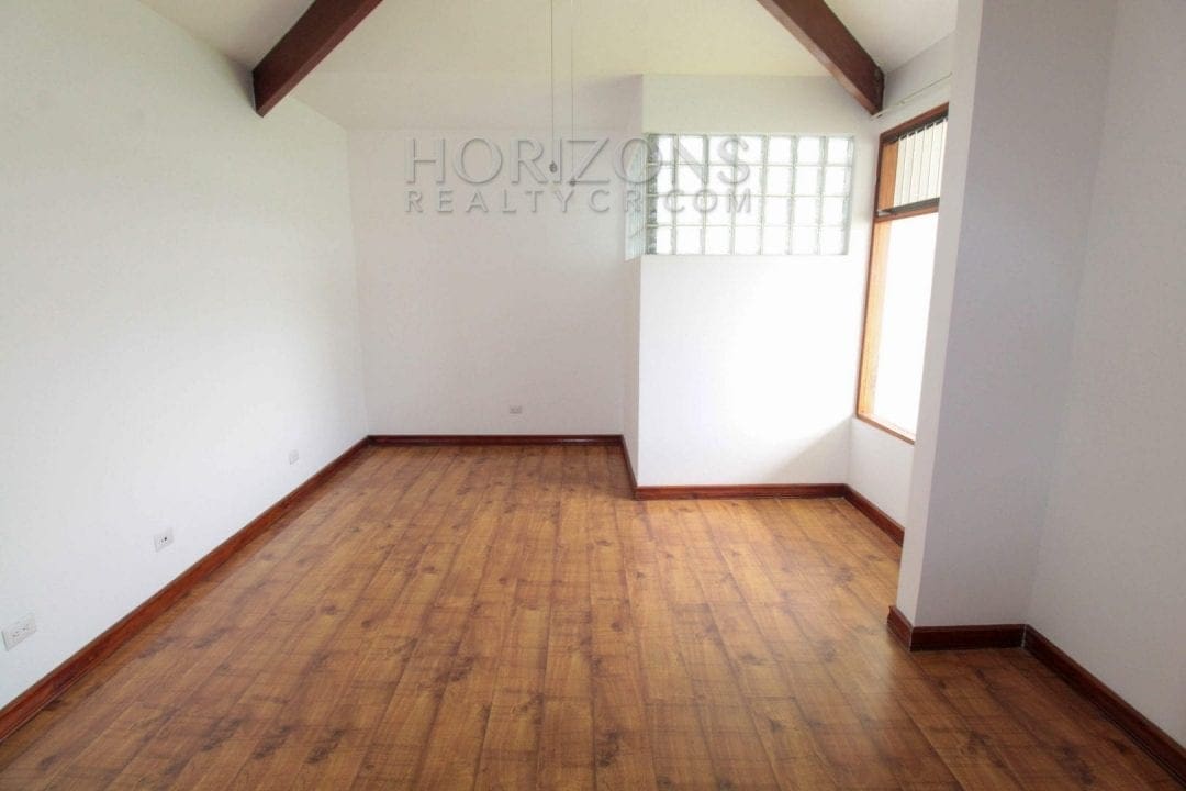 CASA EN ESCAZU 3 HABITACIONES LINEA BLANCA OFICINA / PATIO CENTRICO – NOJ566