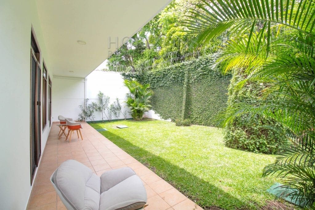 CASA EN ESCAZU 3 HABITACIONES LINEA BLANCA OFICINA / PATIO CENTRICO – NOJ566