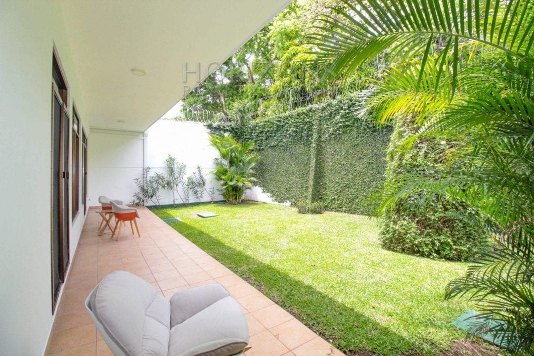 CASA EN ESCAZU 3 HABITACIONES LINEA BLANCA OFICINA / PATIO CENTRICO – NOJ566