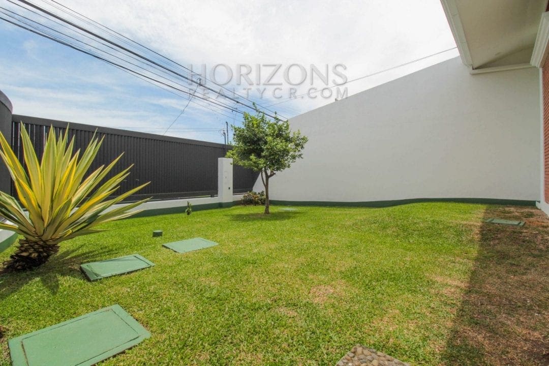 CASA EN ESCAZU 3 HABITACIONES LINEA BLANCA OFICINA / PATIO CENTRICO – NOJ566