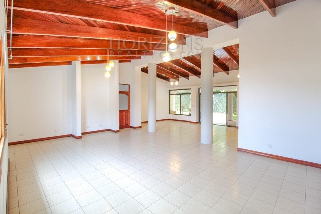 CASA EN ESCAZU 3 HABITACIONES LINEA BLANCA OFICINA / PATIO CENTRICO – NOJ566