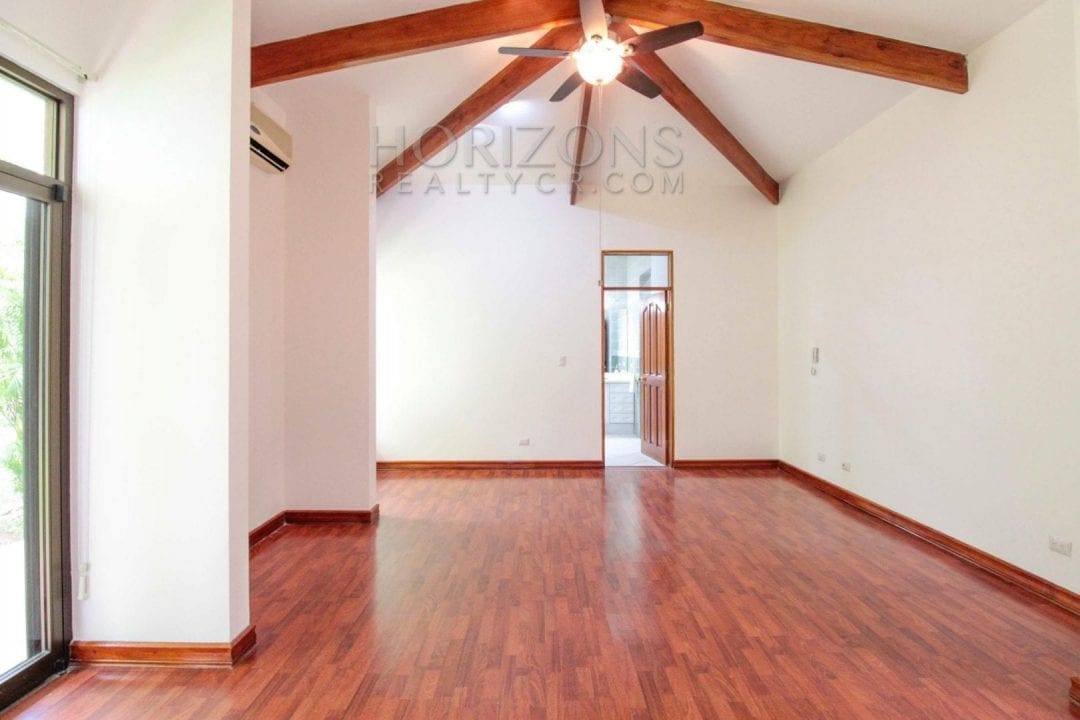 CASA EN ESCAZU 3 HABITACIONES LINEA BLANCA OFICINA / PATIO CENTRICO – NOJ566