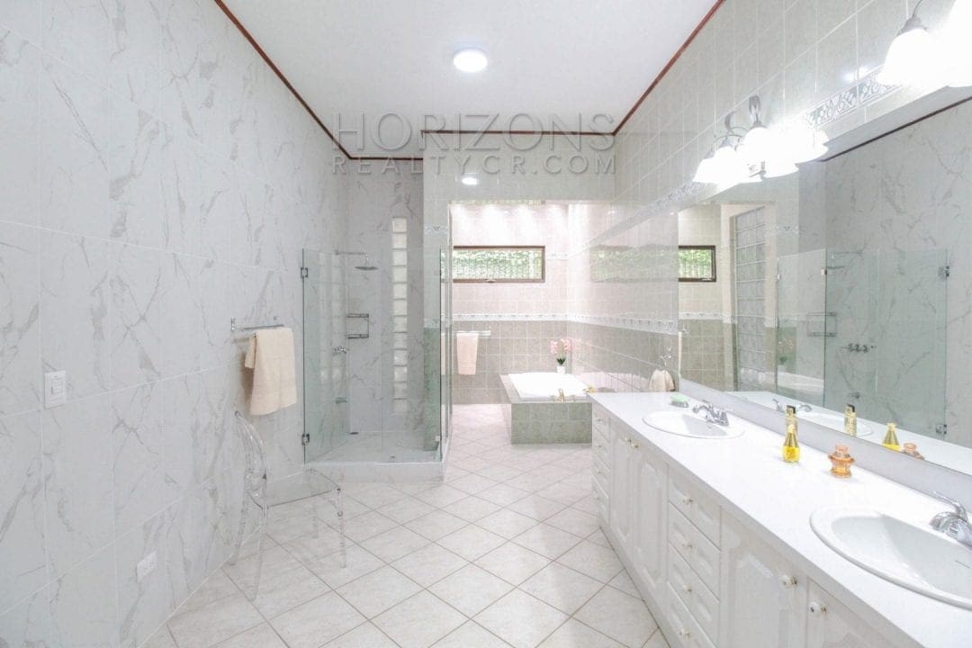 CASA EN ESCAZU 3 HABITACIONES LINEA BLANCA OFICINA / PATIO CENTRICO – NOJ566