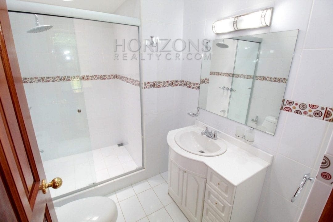 CASA EN ESCAZU 3 HABITACIONES LINEA BLANCA OFICINA / PATIO CENTRICO – NOJ566