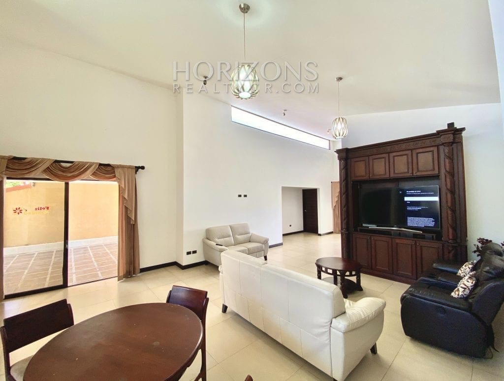 SE VENDE CASA DE UN NIVEL 3 HABITACIONES PATIO 356m2 TERRENO CURRIDABAT – NJA923