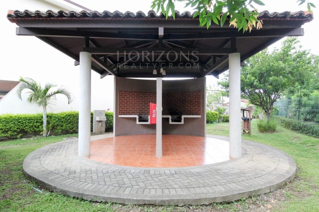 VENTA HERMOSA CASA EN CONDOMINIO SANTA ANA CENTRO  3 HABITACIONES NJM82
