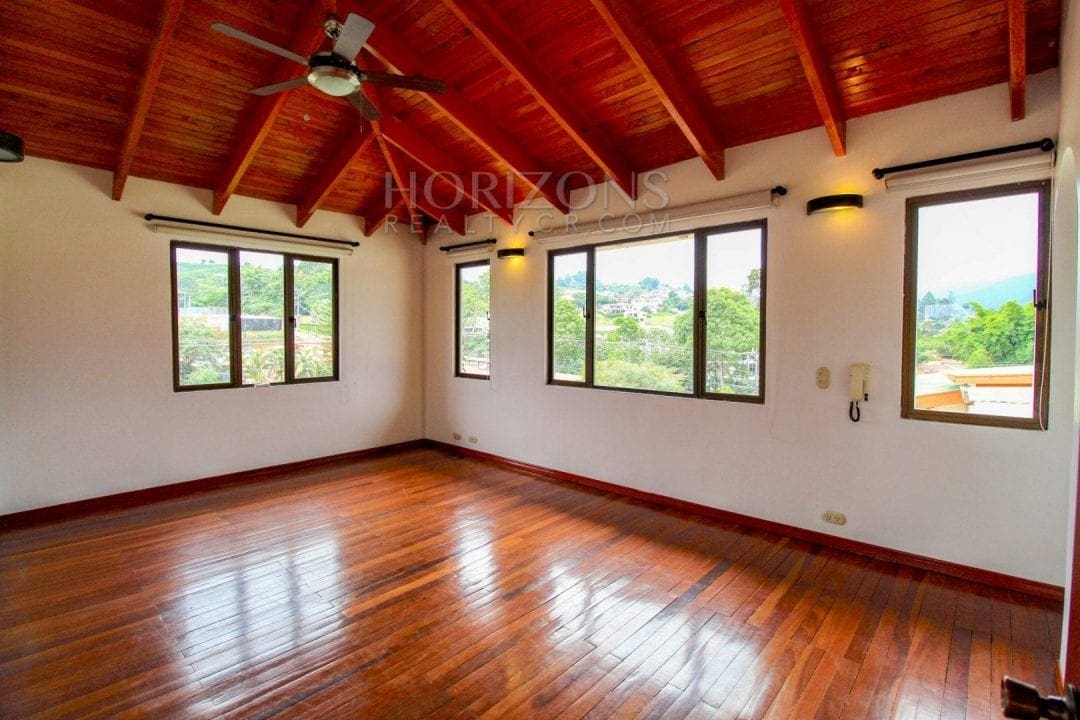Casa de 3 Niveles en Venta en Pinares, Curridabat – 3 Habitaciones, 285 m² NJA677