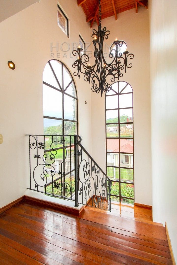 Casa de 3 Niveles en Venta en Pinares, Curridabat – 3 Habitaciones, 285 m² NJA677
