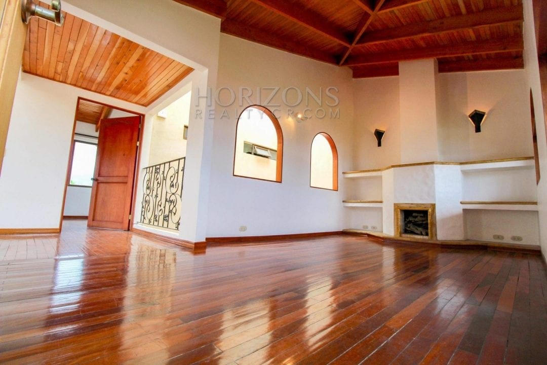 Casa de 3 Niveles en Venta en Pinares, Curridabat – 3 Habitaciones, 285 m² NJA677