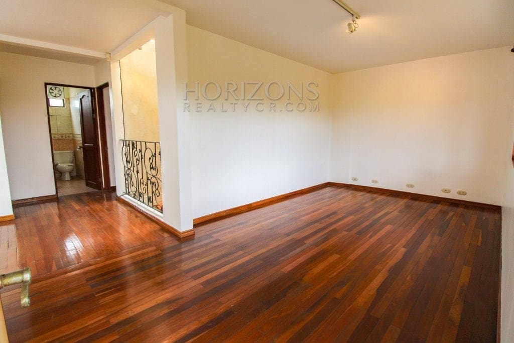 Casa de 3 Niveles en Venta en Pinares, Curridabat – 3 Habitaciones, 285 m² NJA677