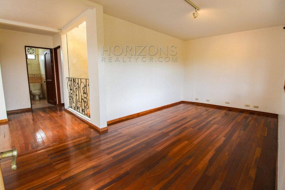 Casa de 3 Niveles en Venta en Pinares, Curridabat – 3 Habitaciones, 285 m² NJA677