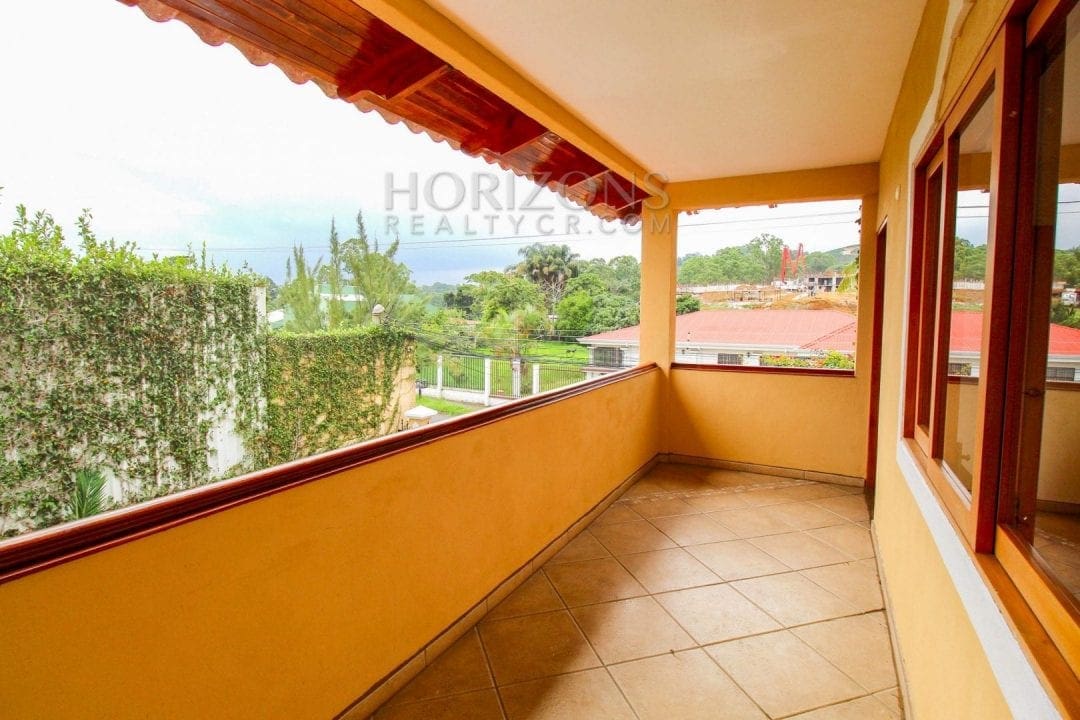 Casa de 3 Niveles en Venta en Pinares, Curridabat – 3 Habitaciones, 285 m² NJA677