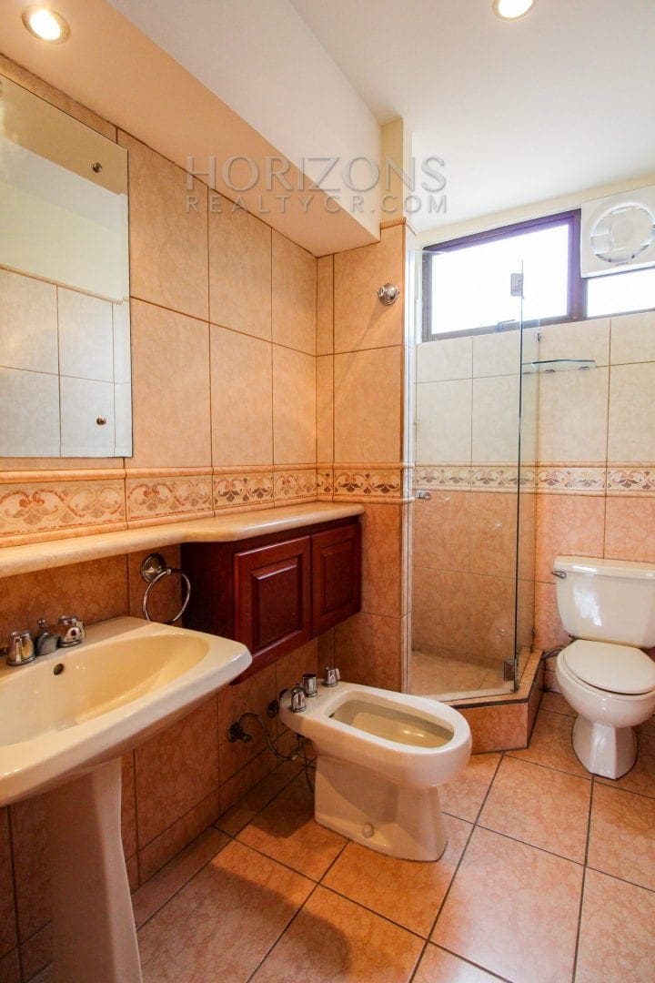 Casa de 3 Niveles en Venta en Pinares, Curridabat – 3 Habitaciones, 285 m² NJA677