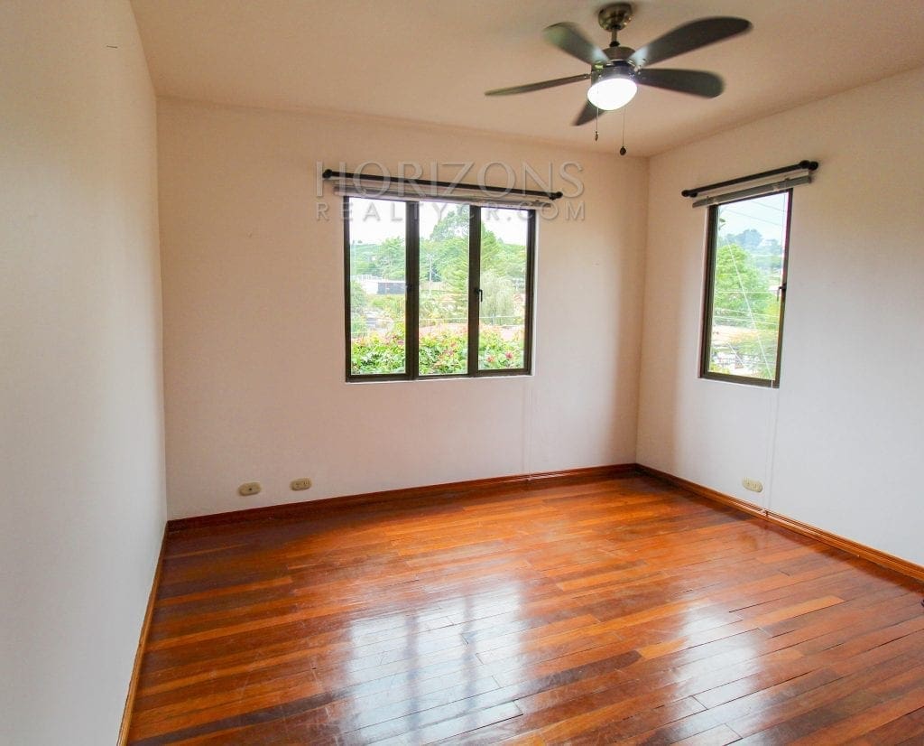 Casa de 3 Niveles en Venta en Pinares, Curridabat – 3 Habitaciones, 285 m² NJA677