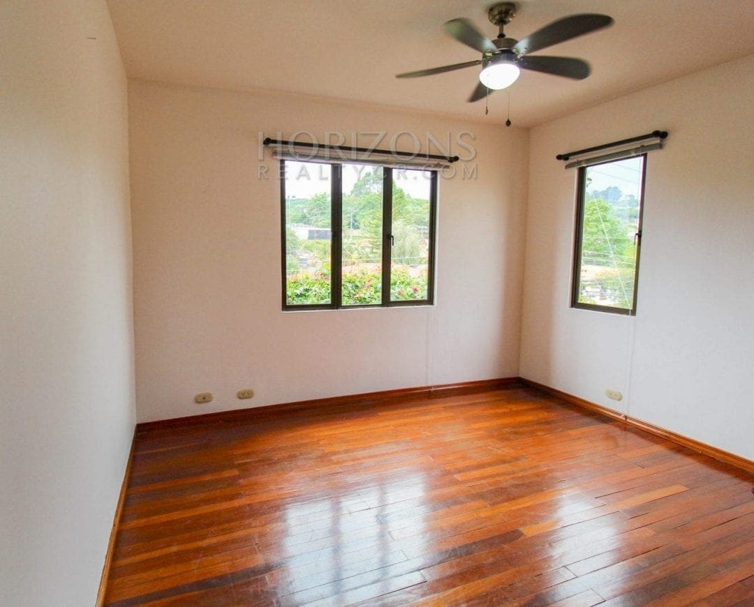 Casa de 3 Niveles en Venta en Pinares, Curridabat – 3 Habitaciones, 285 m² NJA677