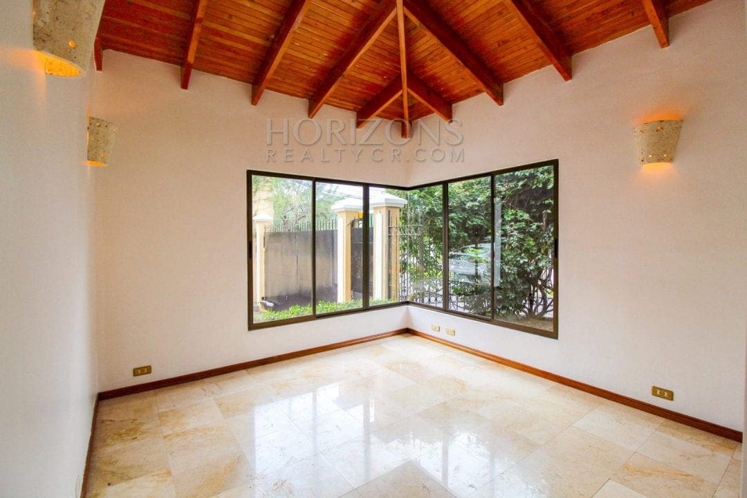 Casa de 3 Niveles en Venta en Pinares, Curridabat – 3 Habitaciones, 285 m² NJA677