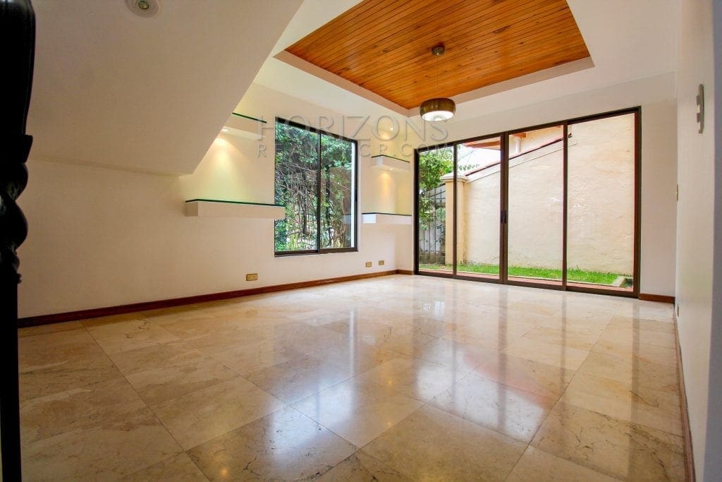 Casa de 3 Niveles en Venta en Pinares, Curridabat – 3 Habitaciones, 285 m² NJA677