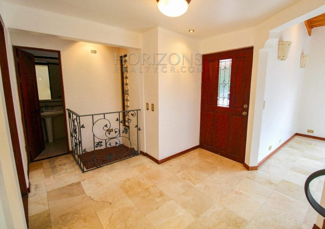 Casa de 3 Niveles en Venta en Pinares, Curridabat – 3 Habitaciones, 285 m² NJA677