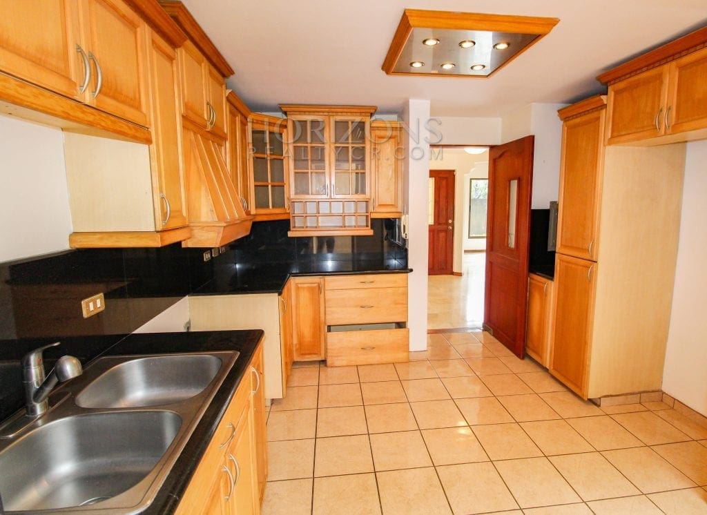 Casa de 3 Niveles en Venta en Pinares, Curridabat – 3 Habitaciones, 285 m² NJA677