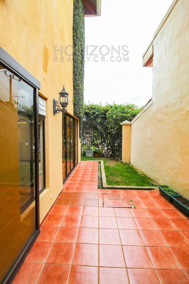 Casa de 3 Niveles en Venta en Pinares, Curridabat – 3 Habitaciones, 285 m² NJA677