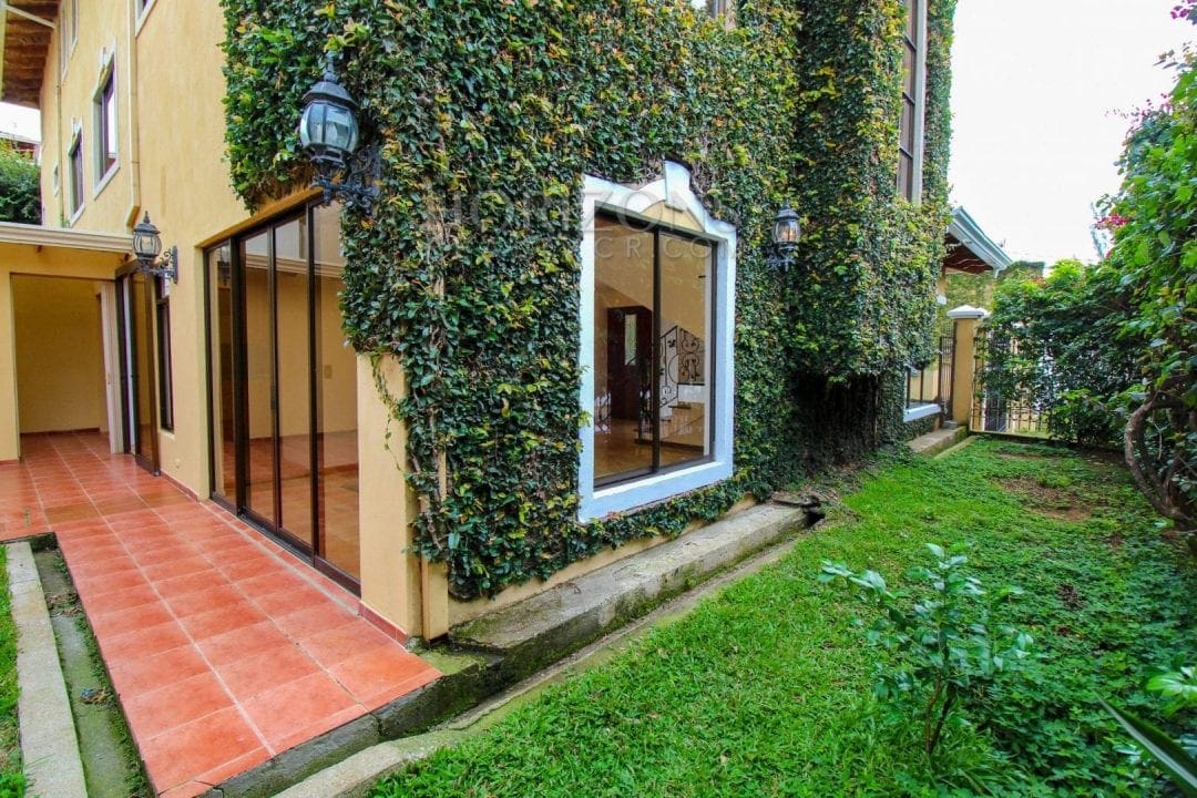 Casa de 3 Niveles en Venta en Pinares, Curridabat – 3 Habitaciones, 285 m² NJA677