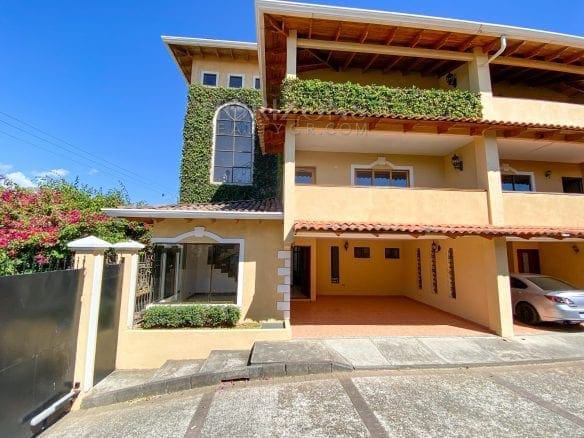 Casa En Venta En Pinares, Curridabat, De 3 Niveles Y 285 M² Con Vista A Las Montañas