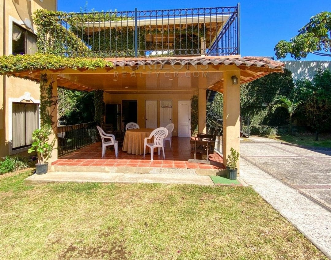 Casa de 3 Niveles en Venta en Pinares, Curridabat – 3 Habitaciones, 285 m² NJA677