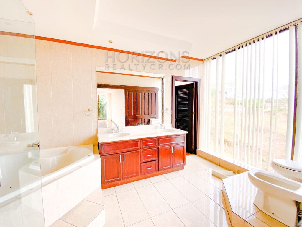 SPACIOUS 4 BEDROOM APARTMENT FOR SALE IN ESCAZU SAN JOSE – NJA920