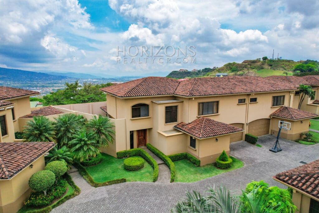 VENTA DE CASA 4 HABITACIONES EN CONDOMINIO GUACHIPELIN ESCAZU njv02