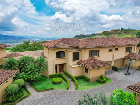 Venta De Casa 4 Habitaciones En Condominio Guachipelin Escazu Njv02