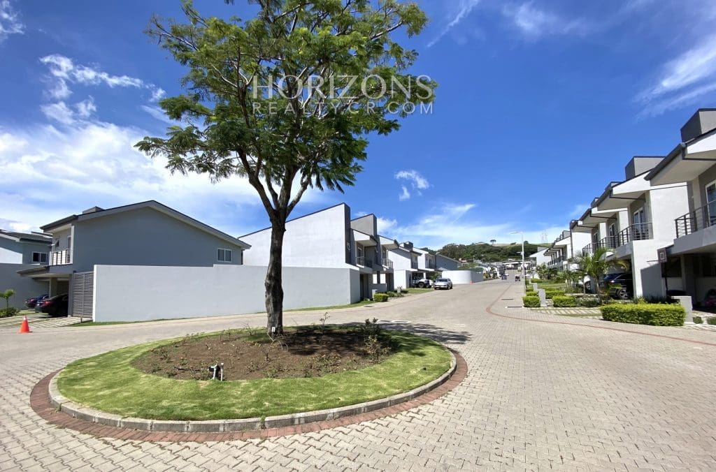 Se Alquila Casa en Condominio Río Palma Linea Blanca Guachipelin Escazu de 3 Habitaciones Acabados de Lujo Nja928