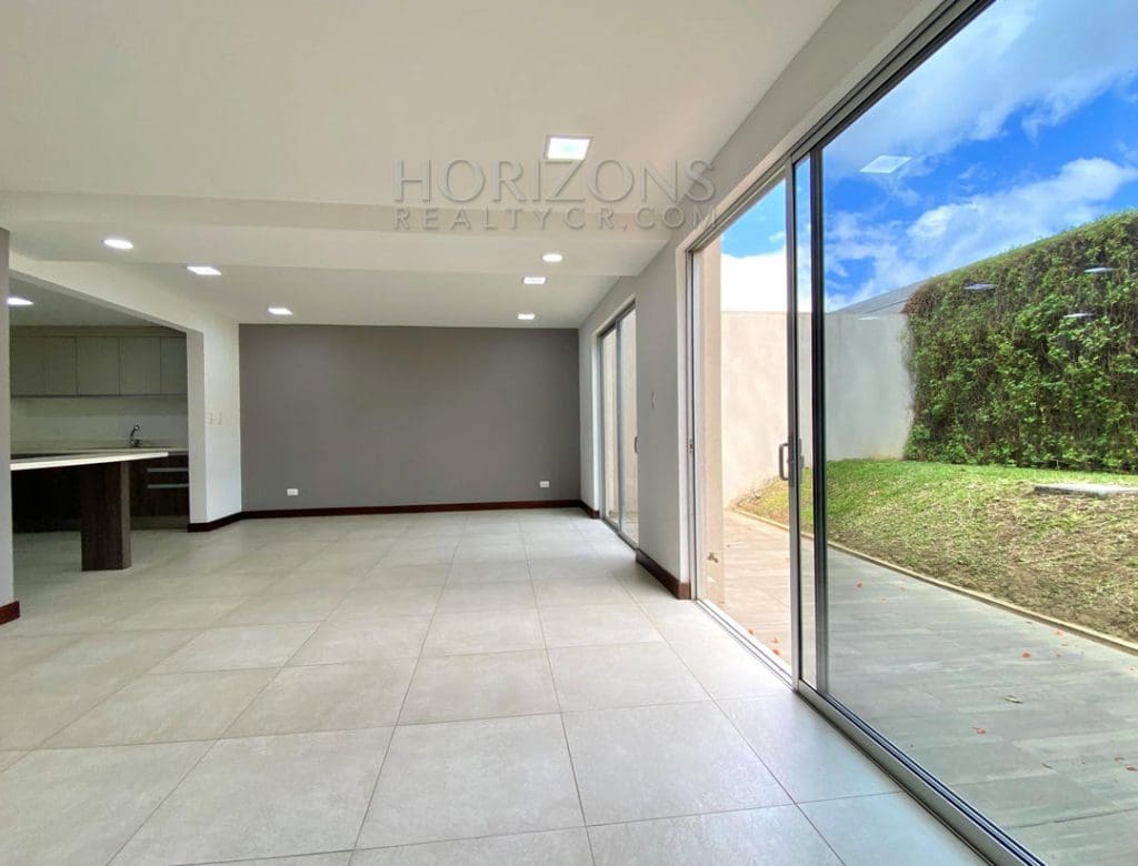 VENTA DE CASA PARA ESTRENAR EN GUAYABOS CURRIDABAT CONDOMINIO nja930