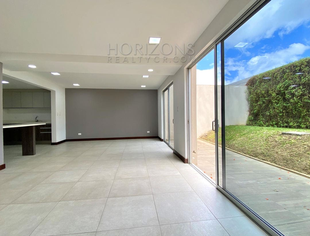 VENTA DE CASA PARA ESTRENAR EN GUAYABOS CURRIDABAT CONDOMINIO nja930