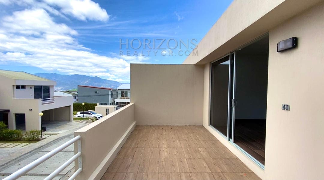 VENTA DE CASA PARA ESTRENAR EN GUAYABOS CURRIDABAT CONDOMINIO nja930