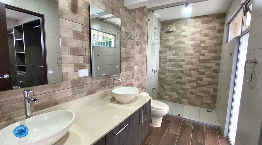 VENTA DE CASA PARA ESTRENAR EN GUAYABOS CURRIDABAT CONDOMINIO nja930