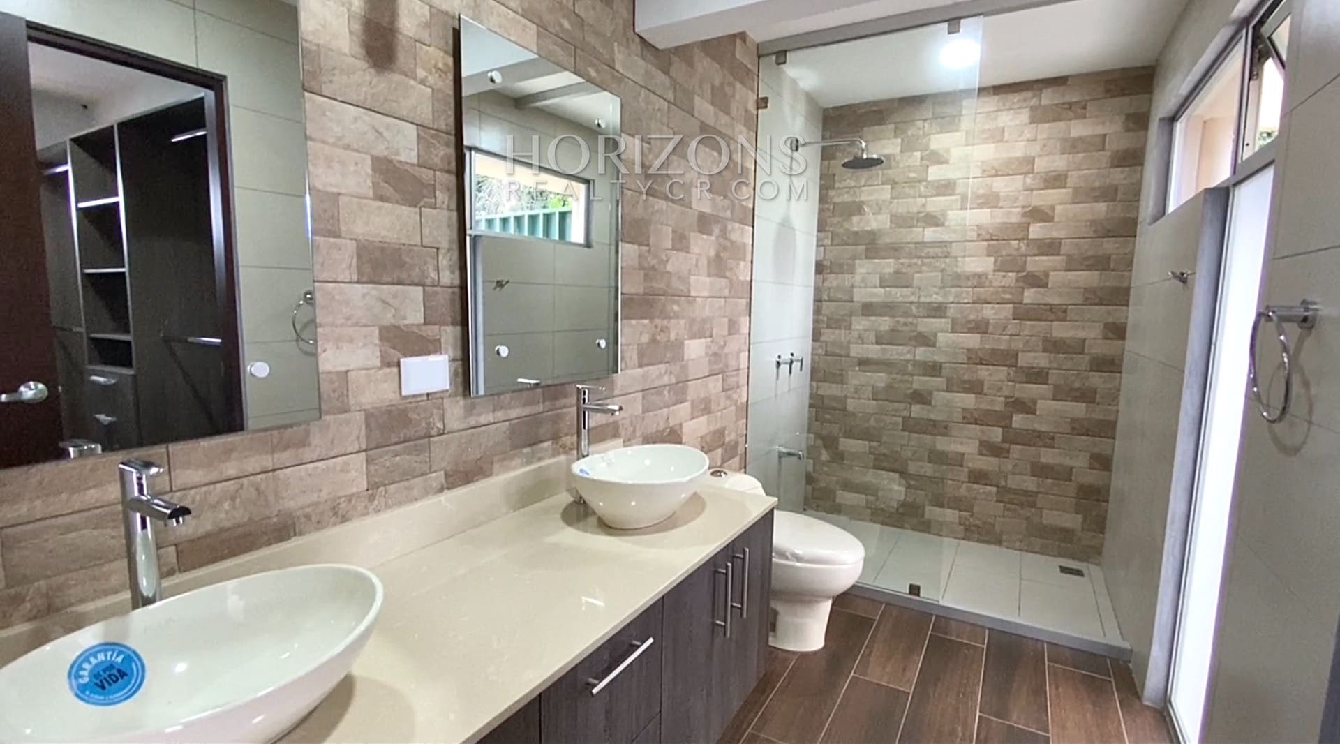 VENTA DE CASA PARA ESTRENAR EN GUAYABOS CURRIDABAT CONDOMINIO nja930