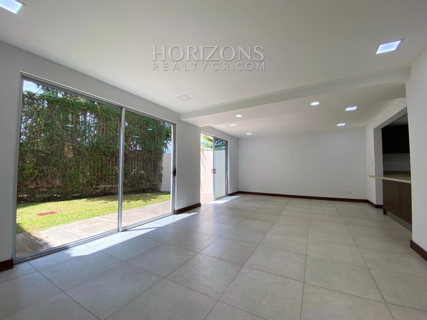 VENTA DE CASA PARA ESTRENAR EN GUAYABOS CURRIDABAT CONDOMINIO nja930