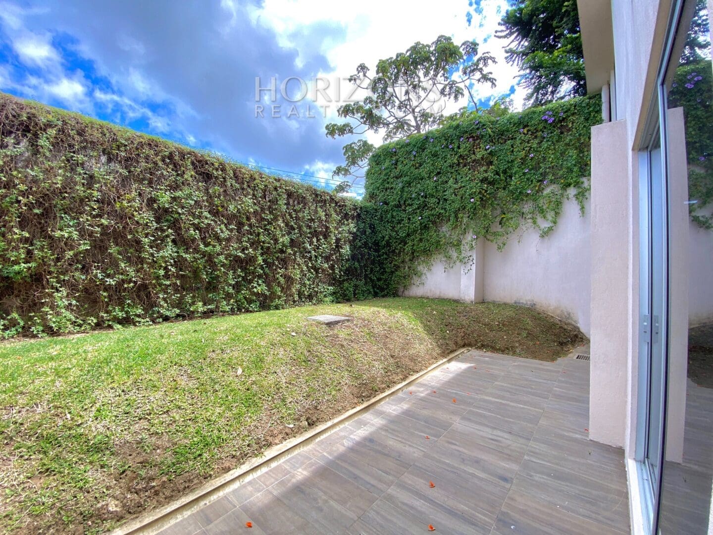 VENTA DE CASA PARA ESTRENAR EN GUAYABOS CURRIDABAT CONDOMINIO nja930