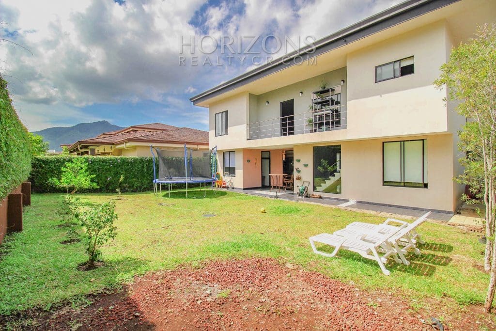 VENTA DE LUJOSA CASA CON PATIO CURRIDABAT 4 HABITACIONES / 5 PARQUEOS noj601