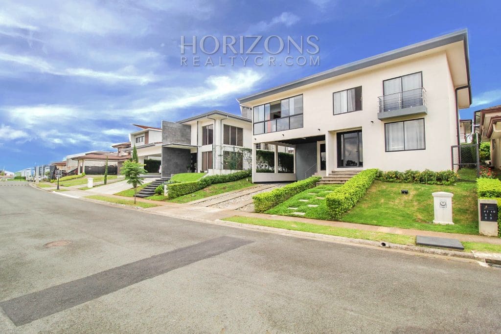 VENTA DE LUJOSA CASA CON PATIO CURRIDABAT 4 HABITACIONES / 5 PARQUEOS noj601