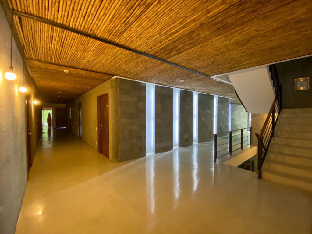 ALQUILER APARTAMENTO CONTEMPORÁNEO CON PATIO 1 HABITACIÓN LINEA BLANCA SANTA ANA njv01