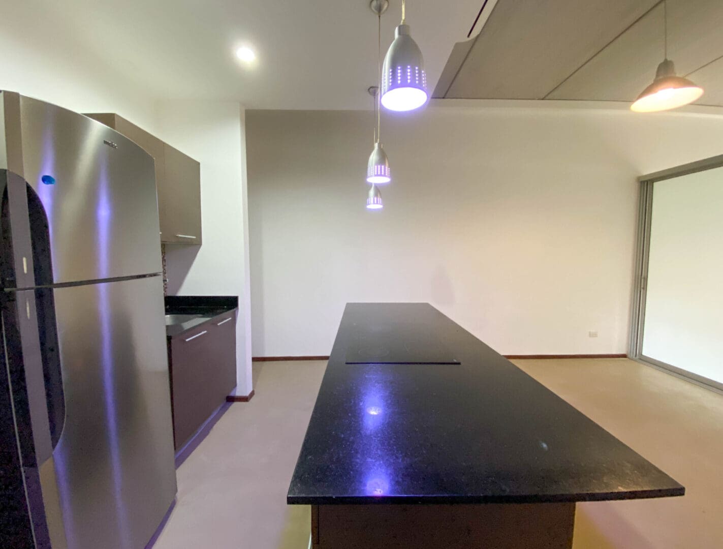 ALQUILER APARTAMENTO CONTEMPORÁNEO CON PATIO 1 HABITACIÓN LINEA BLANCA SANTA ANA njv01