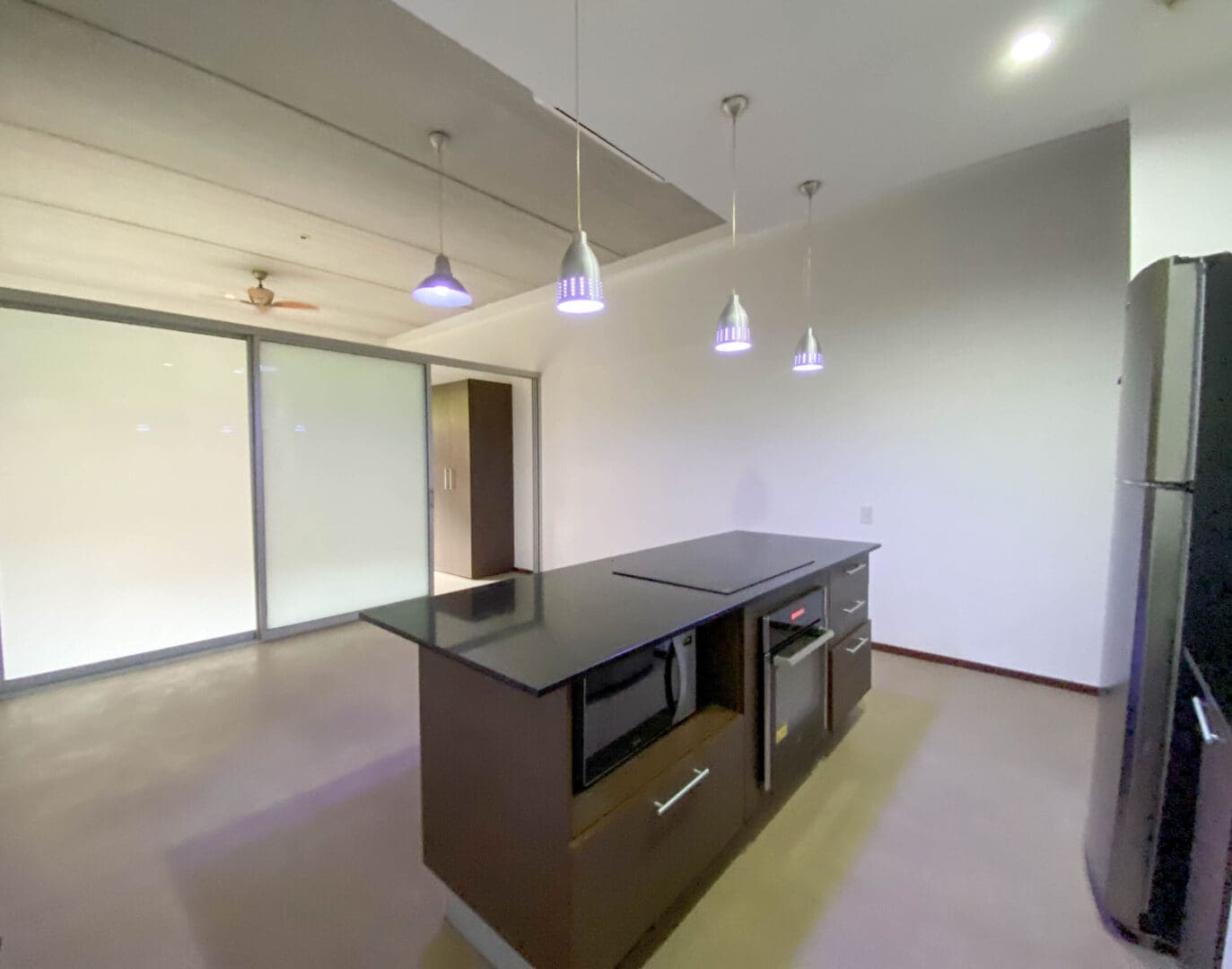 ALQUILER APARTAMENTO CONTEMPORÁNEO CON PATIO 1 HABITACIÓN LINEA BLANCA SANTA ANA njv01