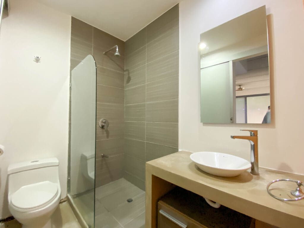 ALQUILER APARTAMENTO CONTEMPORÁNEO CON PATIO 1 HABITACIÓN LINEA BLANCA SANTA ANA njv01