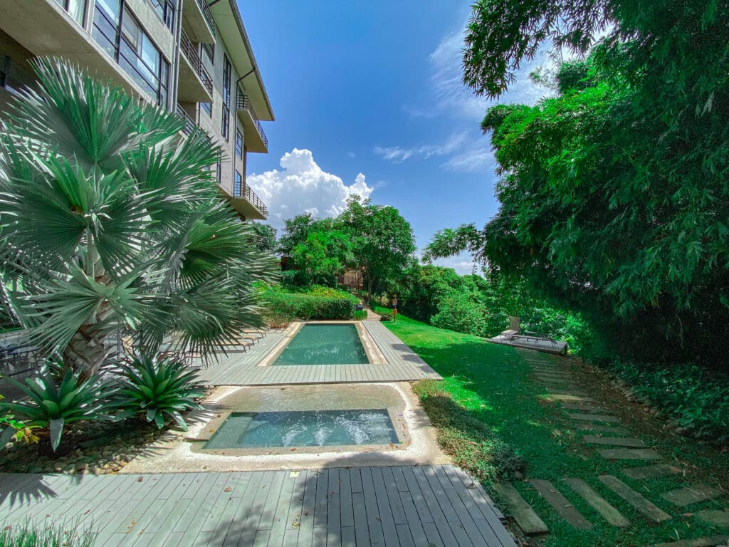 ALQUILER APARTAMENTO CONTEMPORÁNEO CON PATIO 1 HABITACIÓN LINEA BLANCA SANTA ANA njv01