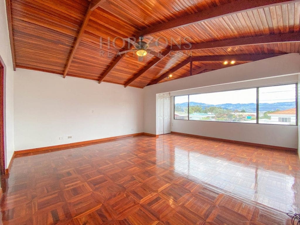 AMPLIA CASA CURRIDABAT / 6 DORMITORIOS / PATIO / USO DE SUELO MIXTO  NOJ595